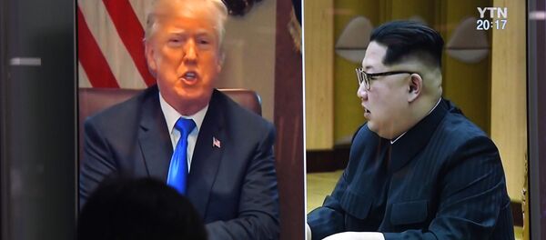 Изображение президента США Дональда Трампа и лидера КНДР Ким Чен Ына в теленовостях, Сеул, Южная Корея - Sputnik Việt Nam