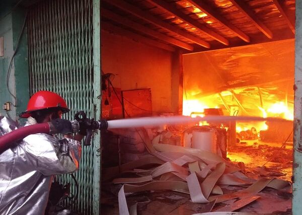 Cảnh sát PCCC TP.HCM nỗ lực khống chế vụ hỏa hoạn - Sputnik Việt Nam