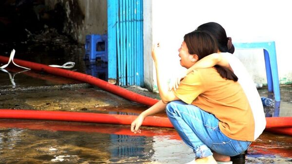 Chủ công ty ngồi bên ngoài khóc vì tài sản bị thiêu rụi  - Sputnik Việt Nam