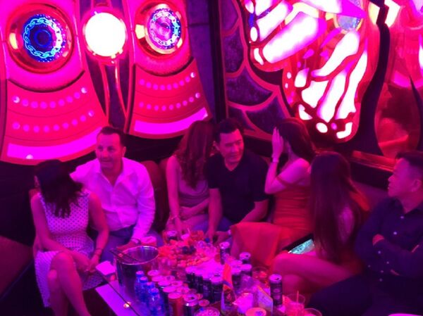 Nhưng bên trong cảnh ăn chơi rất nhộn nhịp - Sputnik Việt Nam