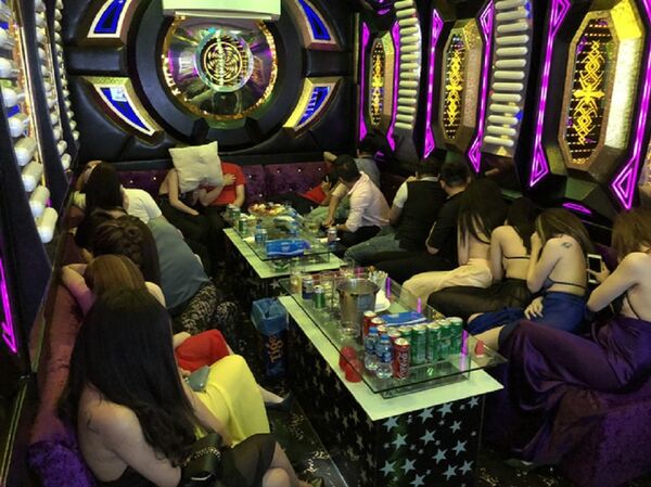 Một bàn nhậu trong nhà hàng chỉ ít trái cây và bia - Sputnik Việt Nam