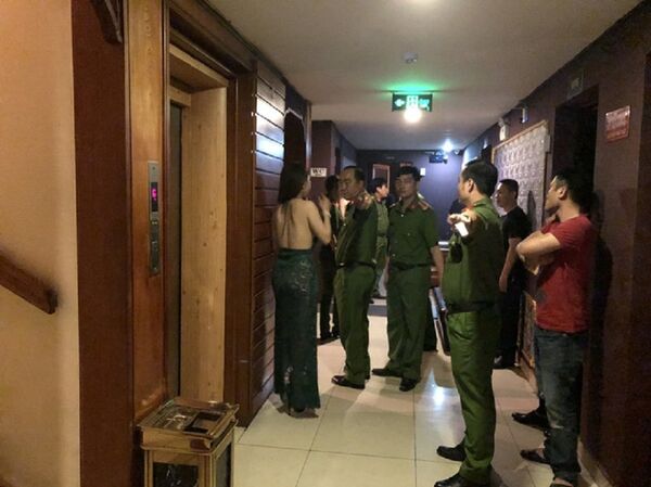 Những tiếp viên nhốn nháo tháo chạy khi công an ập vào kiểm tra - Sputnik Việt Nam