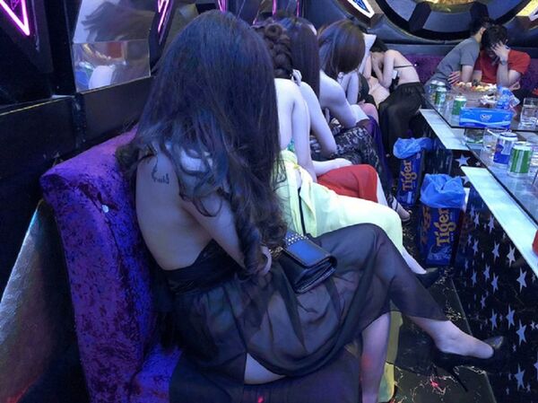 Các tiếp viên ăn mặc gợi cảm ngồi tiếp khách Các tiếp viên ăn mặc gợi cảm ngồi tiếp khách - Sputnik Việt Nam