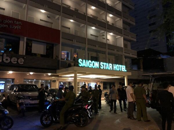 Bên ngoài là khách sạn nhưng ẩn đằng sau là quán karaoke chui kiêm bia ôm - Sputnik Việt Nam