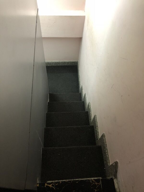 Một số nhà hàng thiết kế lối lên xuống rất hẹp, chỉ vừa cho 1 người lên xuống, đây cũng là chiêu đối phó khi công an vào kiểm tra - Sputnik Việt Nam