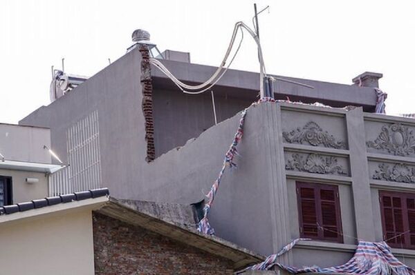 Biệt thự sai phép của gia đình cựu Thiếu tướng Nguyễn Thanh Hóa mới được tháo dỡ một phần sai phép. Biệt thự sai phép của gia đình cựu Thiếu tướng Nguyễn Thanh Hóa mới được tháo dỡ một phần sai phép. - Sputnik Việt Nam