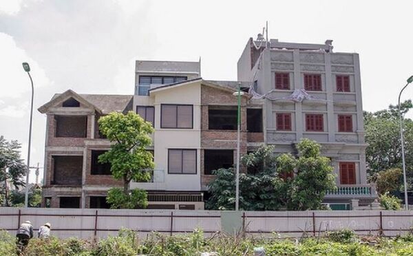 Dù đã được tháo dỡ 3 bức tường sai phép, nhưng công trình biệt thự BT1 vẫn vượt tầng so với thiết kế chung của các ngôi biệt thự trong dự án. Dù đã được tháo dỡ 3 bức tường sai phép, nhưng công trình biệt thự BT1 vẫn vượt tầng so với thiết kế chung của các ngôi biệt thự trong dự án. - Sputnik Việt Nam