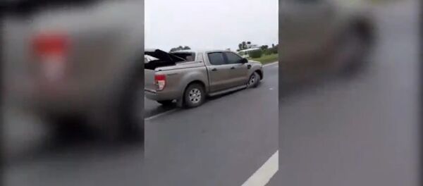 Xe bán tải gãy trục bánh trước vẫn bỏ chạy với tốc độ cao sau va chạm - Sputnik Việt Nam