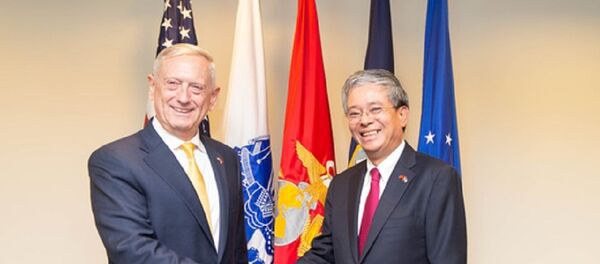 Bộ trưởng Mattis và Đại sứ Phạm Quang Vinh Bộ trưởng Mattis và Đại sứ Phạm Quang Vinh - Sputnik Việt Nam