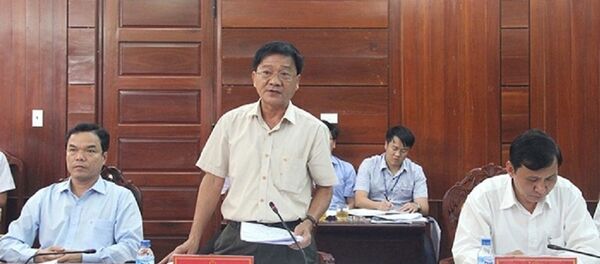 Chủ tịch UBND tỉnh Quảng Ngãi Trần Ngọc Căng (đứng) liên tục bị người dân kiện lên tòa cấp cao - Sputnik Việt Nam