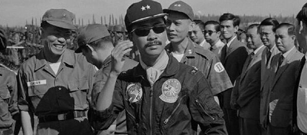 Ông thầy tướng số “bí ẩn” sau lưng Nguyễn Văn Thiệu và Nguyễn Cao Kỳ Ông thầy tướng số “bí ẩn” sau lưng Nguyễn Văn Thiệu và Nguyễn Cao Kỳ - Sputnik Việt Nam