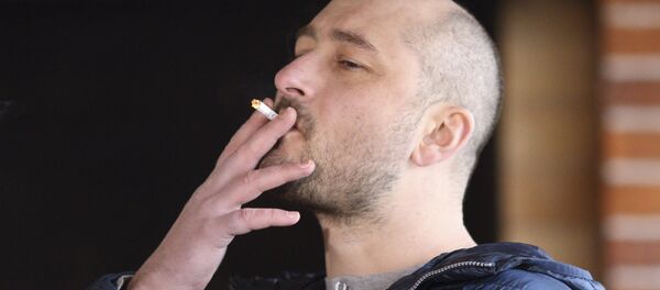 Russian journalist Arkady Babchenko smokes a cigarette during an interview in Kiev, Ukraine November 14, 2017 - Sputnik Việt Nam