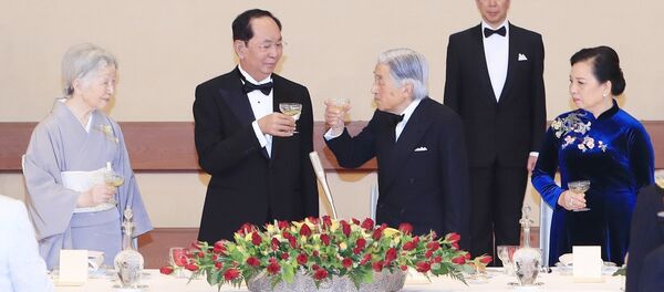 Chủ tịch nước Trần Đại Quang và Phu nhân cùng Nhà vua Nhật Bản Akihito và Hoàng hậu nâng cốc chúc mừng mối quan hệ tốt đẹp có truyền thống giữa hai nước ngày càng phát triển không ngừng. - Sputnik Việt Nam
