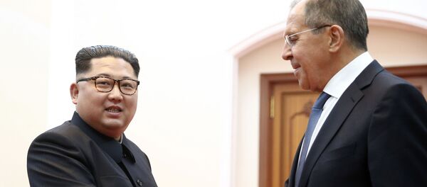 Министр иностранных дел РФ Сергей Лавров и глава КНДР Ким Чен Ын на встрече в Пхеньяне - Sputnik Việt Nam