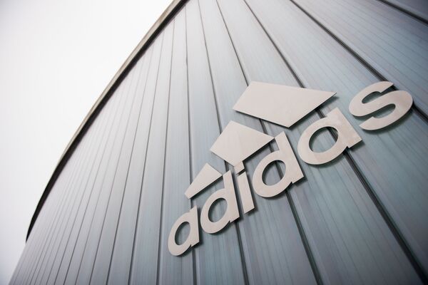 Логотип немецкого спортивного бренда Adidas - Sputnik Việt Nam