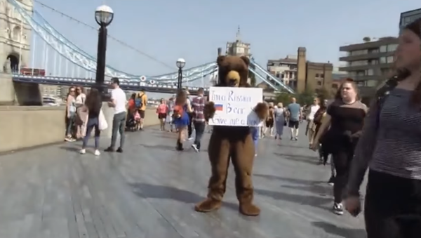Gấu Nga dạo chơi ở London và đề nghị người đi đường ôm mình Video) - Sputnik Việt Nam