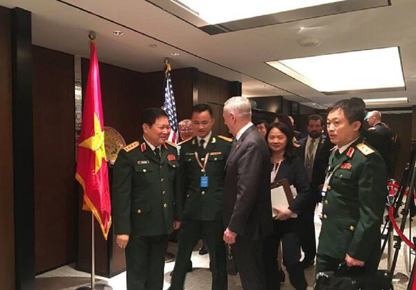 Bộ trưởng Mattis (giữa) cho biết Mỹ đang nghiên cứu chuyển giao máy bay huấn luyện và trang thiết bị cho Việt Nam - Sputnik Việt Nam