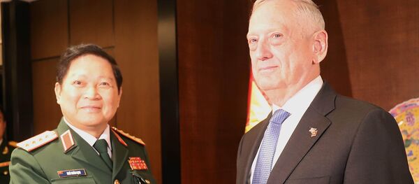 Bộ trưởng Quốc phòng Việt Nam Ngô Xuân Lịch và Bộ trưởng Quốc phòng Hoa Kỳ James Mattis. - Sputnik Việt Nam