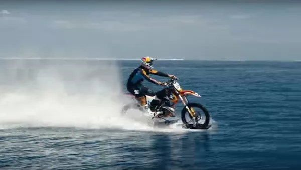 Biker người Úc lướt ngọn sóng lớn - Sputnik Việt Nam
