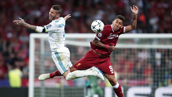 Cầu thủ Real Madrid Sergio Ramos và cầu thủ đội tuyển Liverpool Roberto Firmino trong trận chung kết bóng đá giải Champions League mùa giải 2017/18 - Sputnik Việt Nam