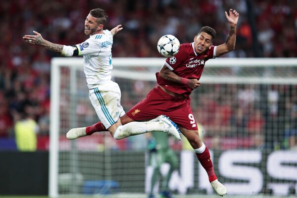 Cầu thủ Real Madrid Sergio Ramos và cầu thủ đội tuyển Liverpool Roberto Firmino trong trận chung kết bóng đá giải Champions League mùa giải 2017/18 - Sputnik Việt Nam