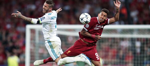 Cầu thủ Real Madrid Sergio Ramos và cầu thủ đội tuyển Liverpool Roberto Firmino trong trận chung kết bóng đá giải Champions League mùa giải 2017/18 - Sputnik Việt Nam