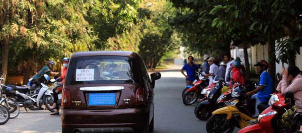 Chiếc xe lăn bánh ra con đường vắng, nhiều người dân tới xem trầm trồ trông như thật - Sputnik Việt Nam