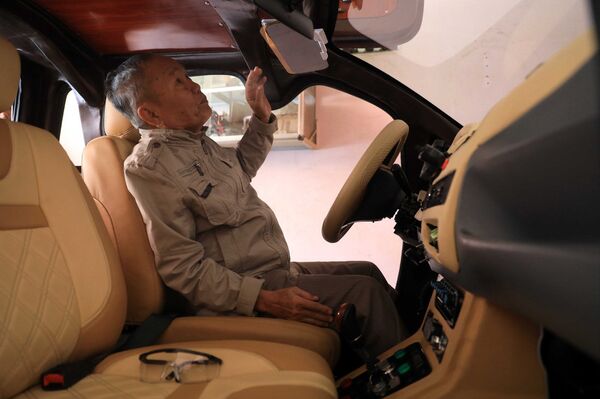 Ông Đỗ Văn Giùm, một người dân huyện Bình Chánh, tìm tới tận nhà để xem chiếc xe điện ông Tâm vừa chế tạo - Sputnik Việt Nam