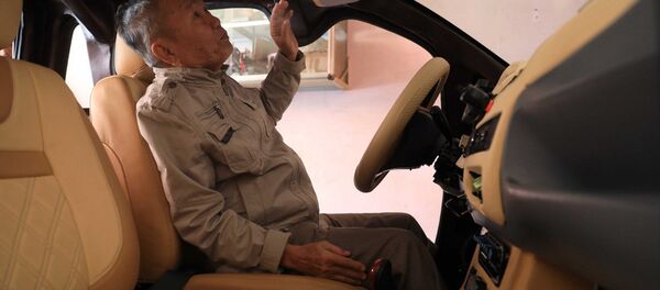 Ông Đỗ Văn Giùm, một người dân huyện Bình Chánh, tìm tới tận nhà để xem chiếc xe điện ông Tâm vừa chế tạo Ông Đỗ Văn Giùm, một người dân huyện Bình Chánh, tìm tới tận nhà để xem chiếc xe điện ông Tâm vừa chế tạo - Sputnik Việt Nam