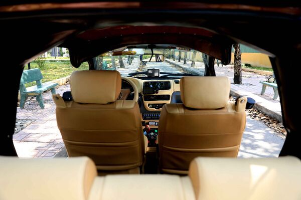 Bên trong chiếc ôtô điện, nhìn từ phía sau - Sputnik Việt Nam