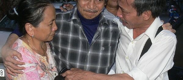 Ông Nén trong vòng tay người thân ngày ông được tư do sau 17 năm ngồi tù. - Sputnik Việt Nam