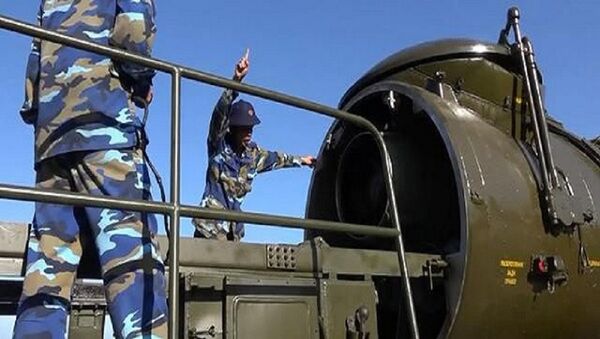 Tên lửa Shaddock sau khi nạp nhiên liệu được đưa vào ống phóng - Sputnik Việt Nam