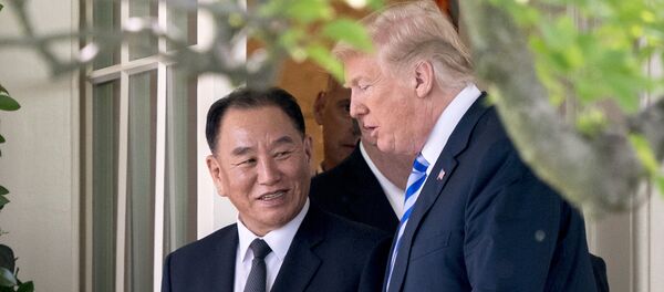 Kim Yong-chol với Donald Trump - Sputnik Việt Nam