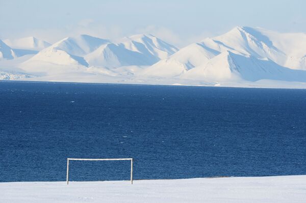 Khung thành bóng đá ở làng mỏ tại thành phố Barentsburg trên quần đảo Spitsbergen - Sputnik Việt Nam