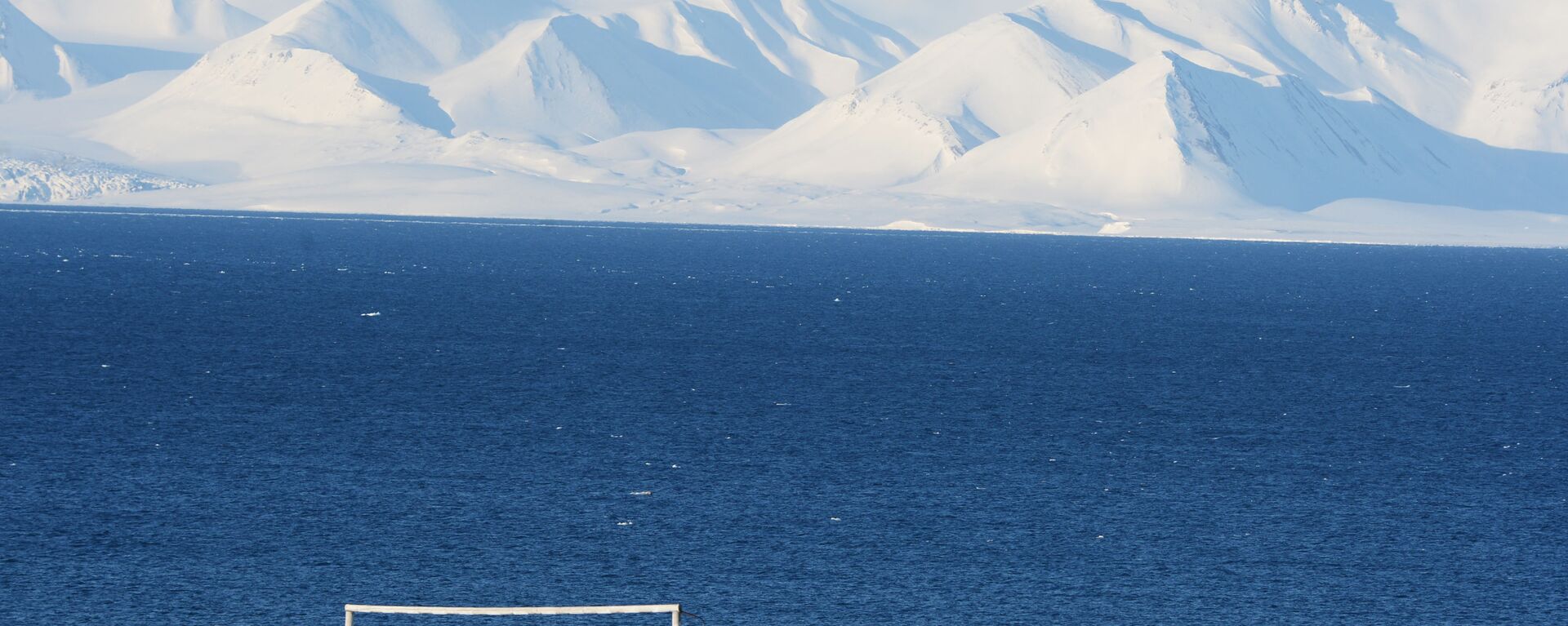 Khung thành bóng đá ở làng mỏ tại thành phố Barentsburg trên quần đảo Spitsbergen - Sputnik Việt Nam, 1920, 08.02.2024