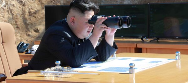 Nhà lãnh đạo Triều Tiên Kim Jong Un trong thời điểm phóng tên lửa đạn đạo Hwasong-12 - Sputnik Việt Nam