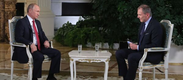 Президент России Владимир Путин во время интервью журналисту австрийской телерадиокомпании ORF Армину Вольфу в Кремле - Sputnik Việt Nam