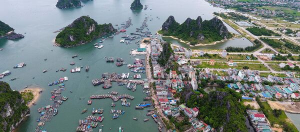 Cảng Cái Rồng nằm ở phía đông thị trấn Cái Rồng, huyện Vân Đồn, tỉnh Quảng Ninh, nhìn ra vịnh Bái Tử Long và cách thành phố Hạ Long khoảng 50 km. - Sputnik Việt Nam