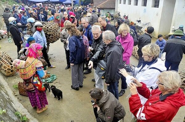 Chợ tù đế Bắc Hà thu hút đông du khách tới tham quan. - Sputnik Việt Nam