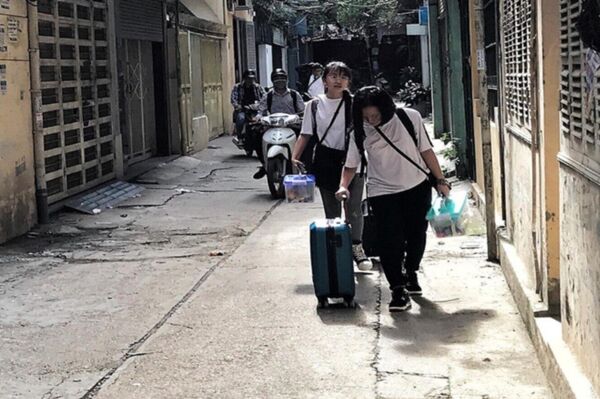 “Cả đêm hôm qua sau khi biết vụ việc này, hai chị em chúng tôi không dám ngủ, phải trùm kín chăn cho đỡ sợ, chúng tôi đã lên kế hoạch chuyển đi trong ngay ngày hôm nay, chị H., người dân thuê trọ gần nơi xảy ra án mạng chia sẻ.  - Sputnik Việt Nam