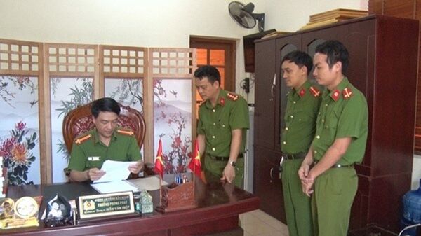 Trung tá Mẫn Văn Hiệp trao đổi nghiệp vụ với các đồng nghiệp - Sputnik Việt Nam