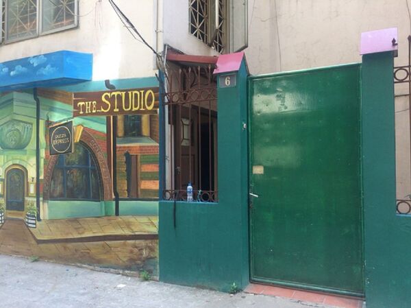 Sáng 6/6, căn nhà xảy ra vụ án khóa cửa, bên trong không có người.  - Sputnik Việt Nam