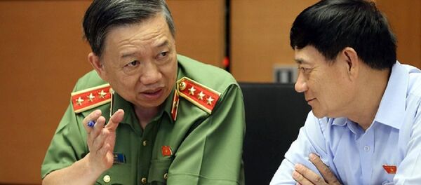 Thượng tướng Tô Lâm (trái) - bộ trưởng Bộ Công an, đại biểu Quốc hội tỉnh Bắc Ninh - tại buổi thảo luận ở tổ về dự án Luật công an nhân dân sửa đổi Thượng tướng Tô Lâm (trái) - bộ trưởng Bộ Công an, đại biểu Quốc hội tỉnh Bắc Ninh - tại buổi thảo luận ở tổ về dự án Luật công an nhân dân sửa đổi - Sputnik Việt Nam