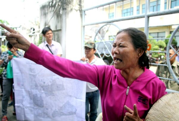 Người dân căng bản đồ quy hoạch và biểu ngữ phía trước trụ sở Trung tâm bồi dưỡng chính trị quận 2 - Sputnik Việt Nam