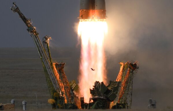 Phóng tên lửa đẩy Soyuz-FG với tàu vũ trụ có người lái Soyuz-MS 09 từ bệ phóng của sân bay vũ trụ Baikonur - Sputnik Việt Nam