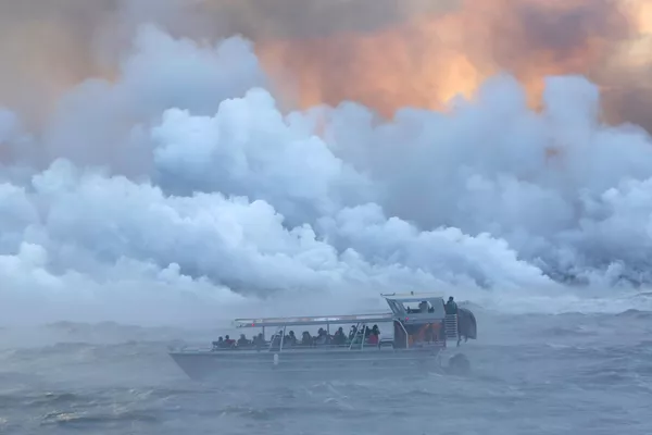 Nhóm người trên du thuyền ngắm cảnh dung nham từ núi lửa Kilauea phun trào ở Hawaii đạt đến Thái Bình Dương Nhóm người trên du thuyền ngắm cảnh dung nham từ núi lửa Kilauea phun trào ở Hawaii đạt đến Thái Bình Dương - Sputnik Việt Nam