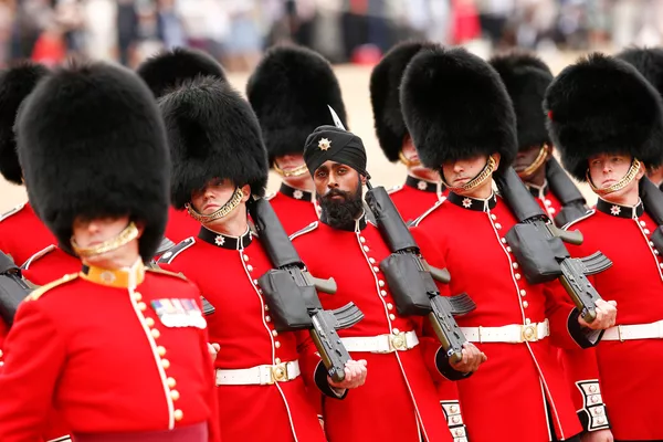 Sư đoàn Vệ binh Hoàng gia trong lễ diễu hành kỷ niệm sinh nhật Nữ hoàng ở trung tâm London, Vương Quốc Anh Sư đoàn Vệ binh Hoàng gia trong lễ diễu hành kỷ niệm sinh nhật Nữ hoàng ở trung tâm London, Vương Quốc Anh - Sputnik Việt Nam