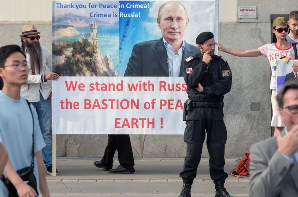 Người dân Áo cầm poster hình Tổng thống Nga Vladimir Putin trong cuộc gặp gỡ của ông với Tổng thống Cộng hòa Áo Alexander Van der Bellenom ở Vienna Người dân Áo cầm poster hình Tổng thống Nga Vladimir Putin trong cuộc gặp gỡ của ông với Tổng thống Cộng hòa Áo Alexander Van der Bellenom ở Vienna - Sputnik Việt Nam