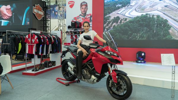 Cô gái giới thiệu mẫu trong triển lãm Vietnam AutoExpo 2018 Cô gái giới thiệu mẫu trong triển lãm Vietnam AutoExpo 2018 - Sputnik Việt Nam