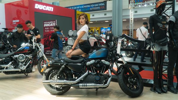 Cô gái giới thiệu mẫu trong triển lãm Vietnam AutoExpo 2018 Cô gái giới thiệu mẫu trong triển lãm Vietnam AutoExpo 2018 - Sputnik Việt Nam
